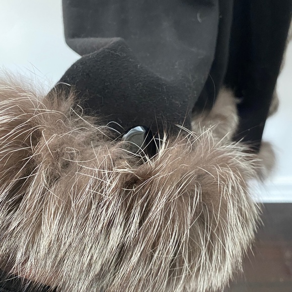 VOLARE New York Cashmere Black Shall with Fox Fur Trim - Picture 7 of 12